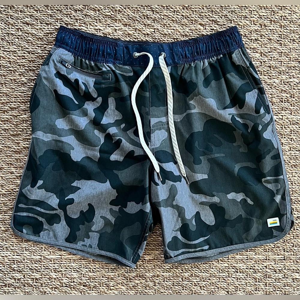 Vuori Banks Athletic Short Size M Grey Camo 7.5” Inseam